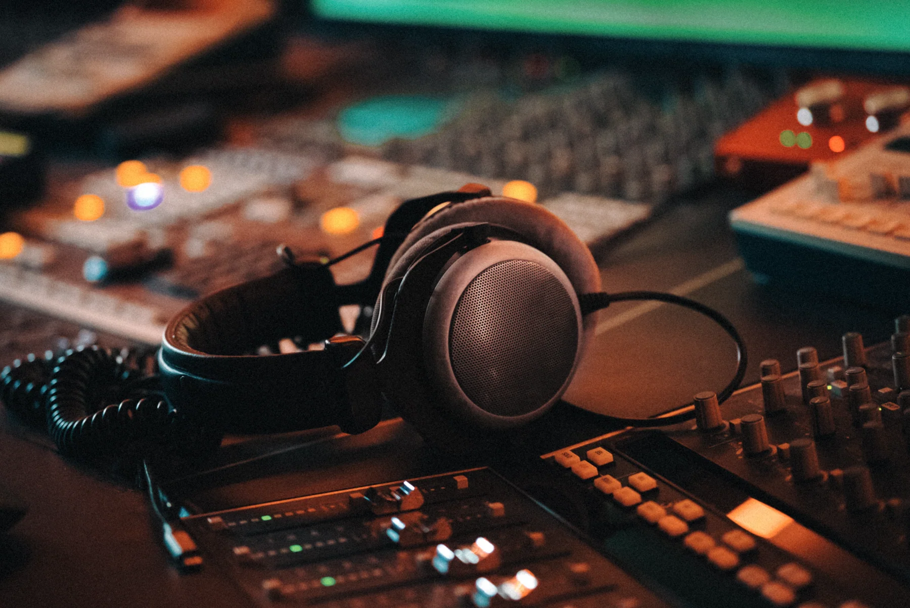 Hörlurar på mixbordet i IMRSV Studios
