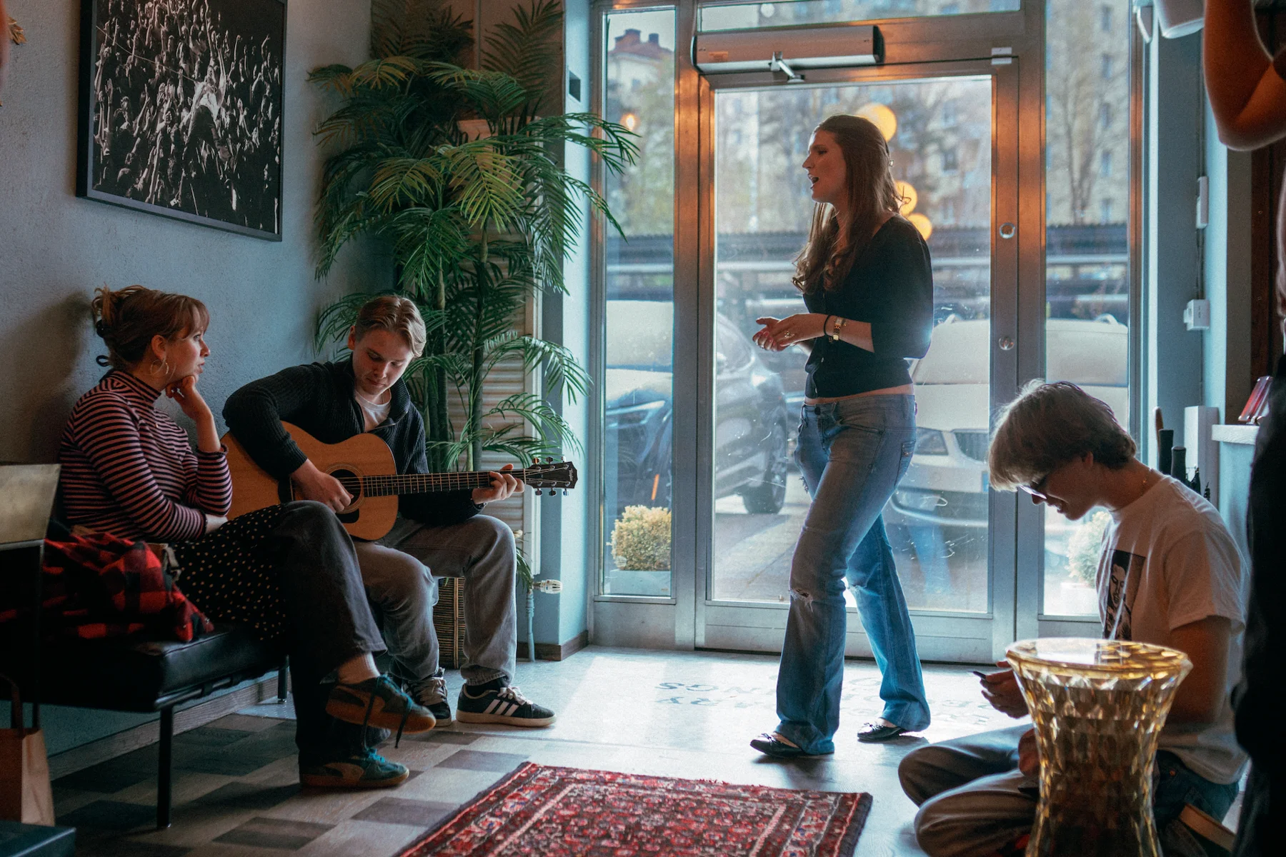 Deltagare samlas i en workshop under Music Camp